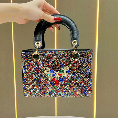 Aufwendige mit Kristallen verzierte Handtasche