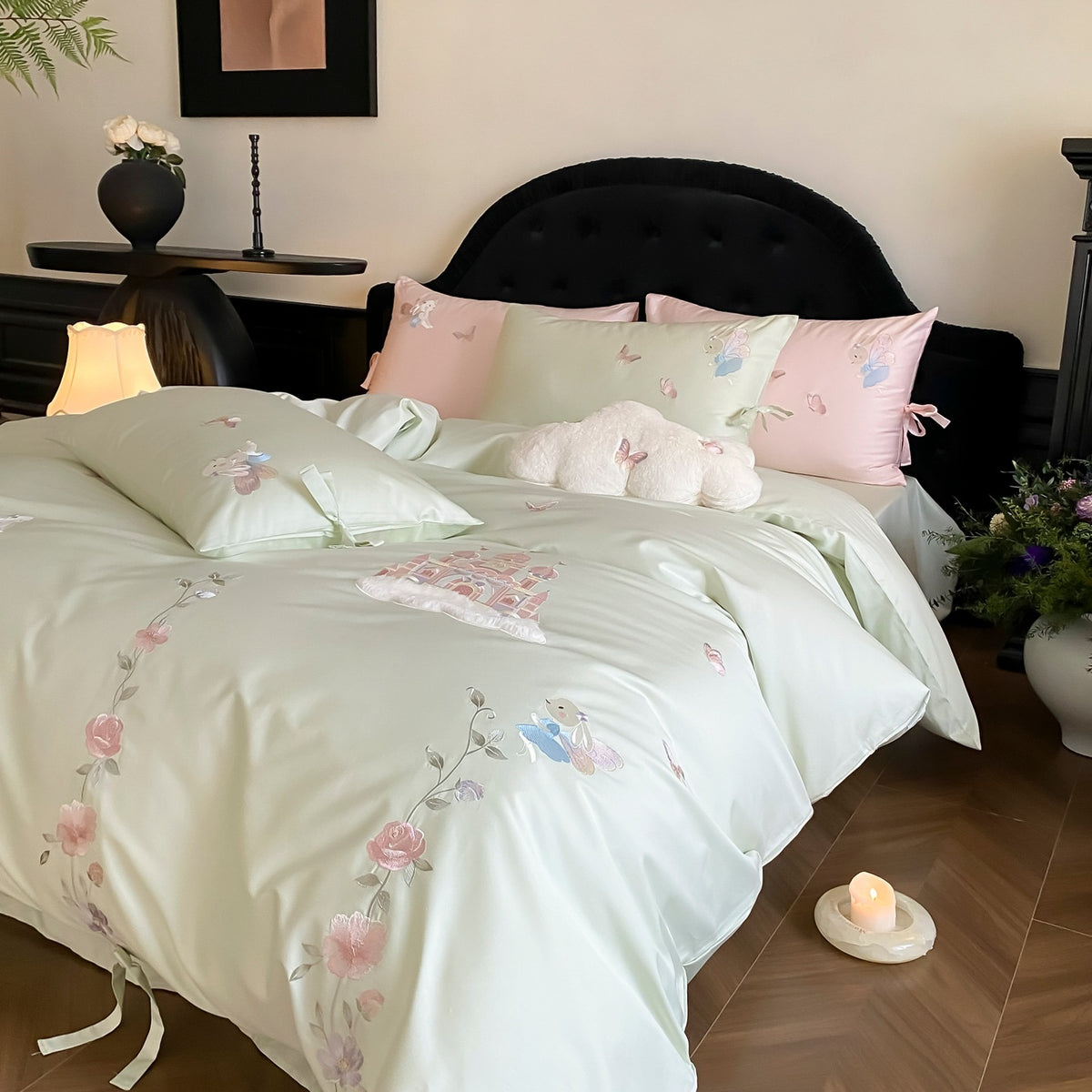 Besticktes Baumwollsatin Bettwäsche Set mit Schloss- und Hasenmuster und Schleifen-Kissenbezügen