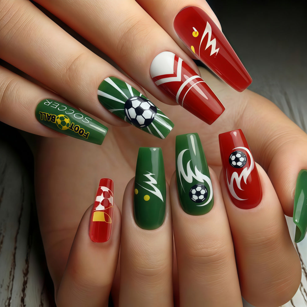 Sportliche Nagelkunst im Fußball-Stil Brehn