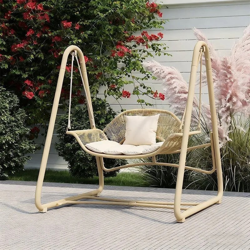 Geflochtenes Rattan-Außen-Schaukel-Loveseat mit gepolsterten Kissen und pulverbeschichtetem Stahlrahmen Brehn