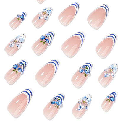 Kunstvolle Nagelgestaltung mit floralen und maritimen Elementen Brehn