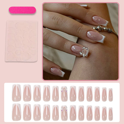 Kunstnagelset mit luxuriösen French-Tipps und eleganten Schmuckverzierungen Brehn