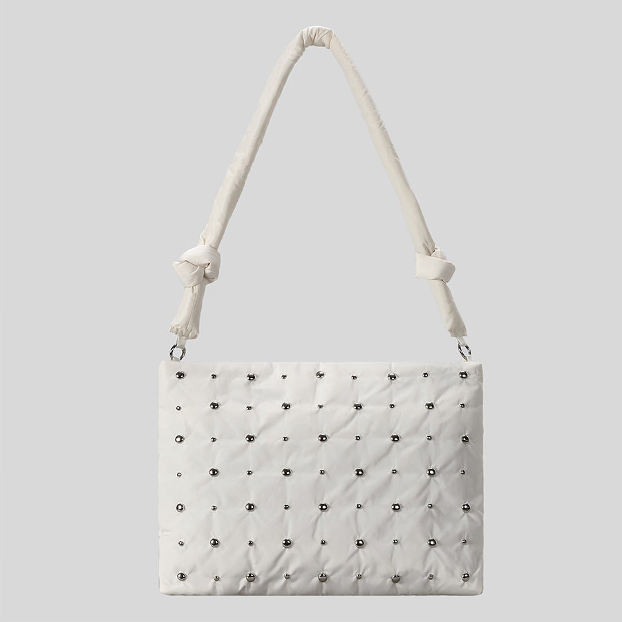Dekorativer gesteppter Handtasche