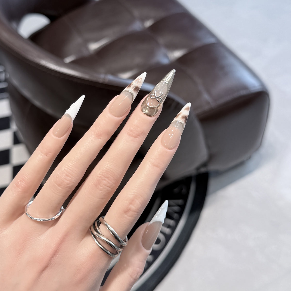 Dekoratives Stiletto Press-On Nagelkunst-Set mit einzigartigen Designelementen Brehn