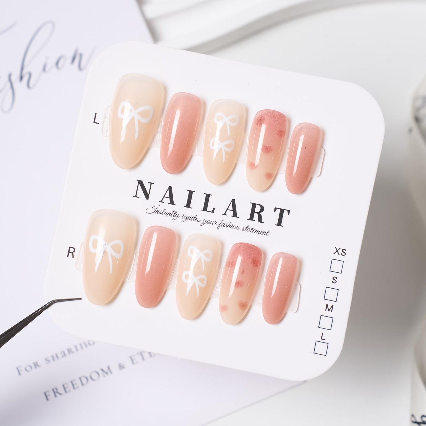 Elegante Stiletto Press-On Nägel mit dekorativen floralen Akzenten Brehn