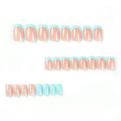 Kunstvolle Nagelkunst mit pastellblauen Akzenten Brehn