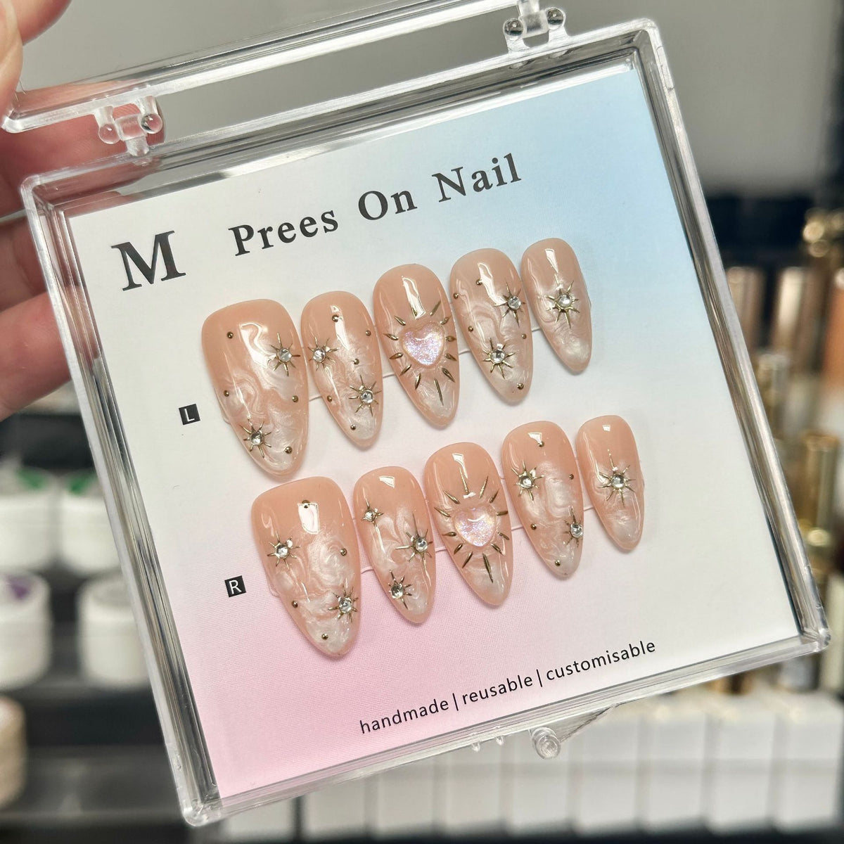 Dekorativer Press-On Nagelkunstset mit Herz- und Sternakzenten
