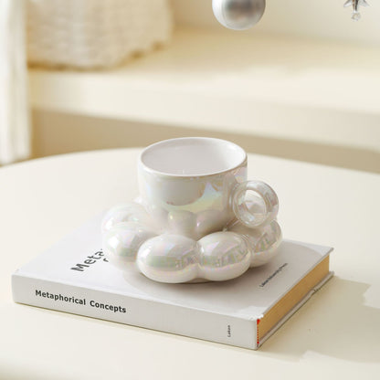 Keramikbecher mit skulpturaler Bubble-Untertasse