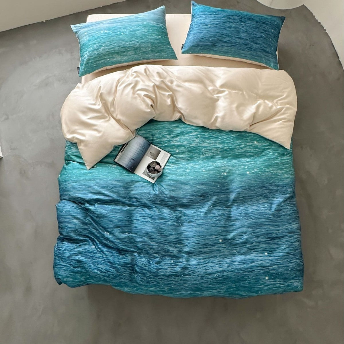 Modernes gestreiftes Bettwäscheset aus Baumwollsatin mit handgezeichneten Streifen und Kontrastpaspel