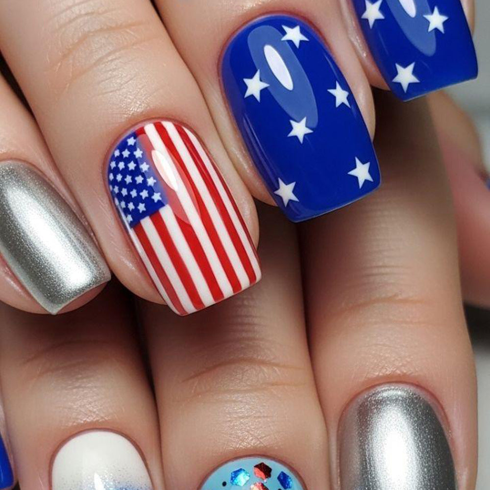 Kreatives Kunstnageldesign im patriotischen Stil Brehn