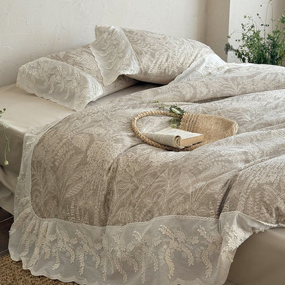 Steppbett-Set im botanischen Jacquard mit besticktem Spitzenvolant
