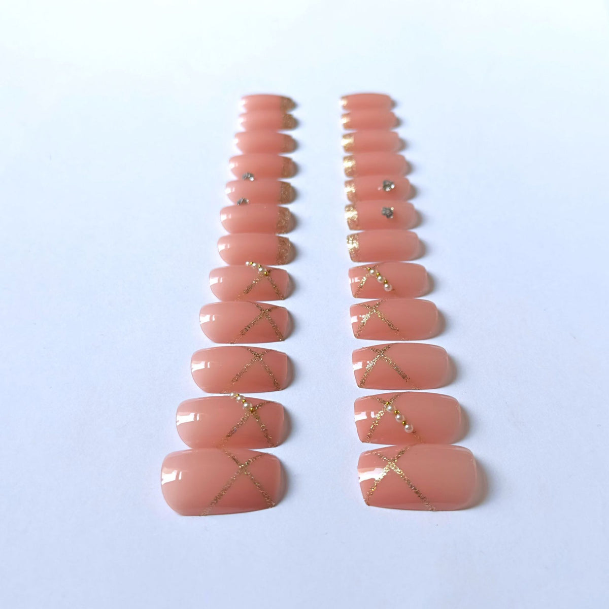 Elegante mit Strass verzierten Nagelkunst