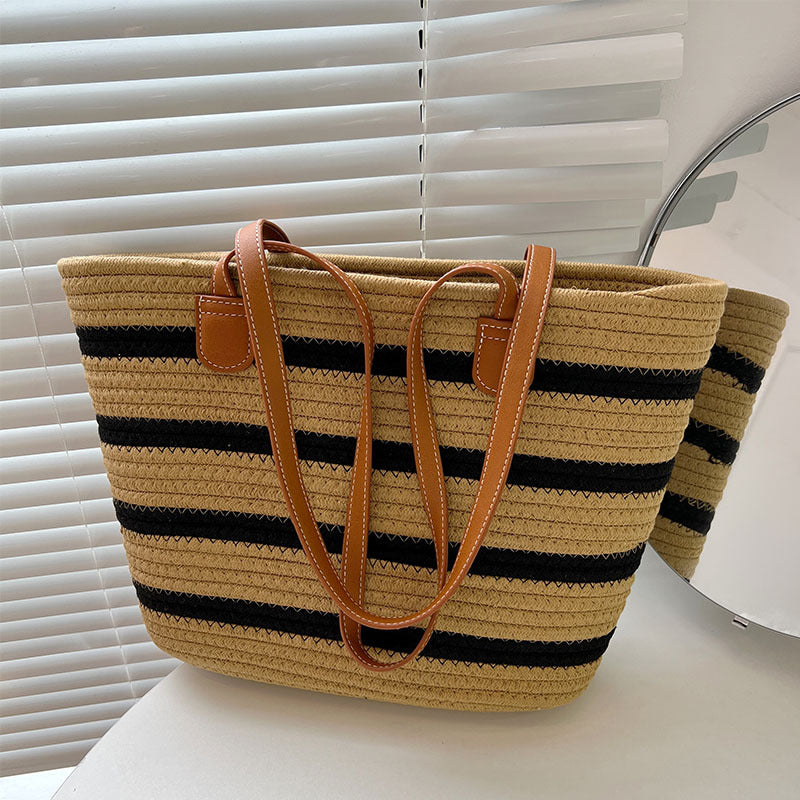 Stylische Strohtasche mit Kontrastierenden Streifen Brehn