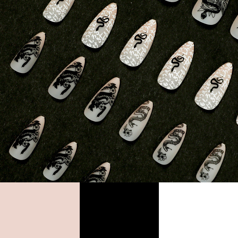 Kunstvolle Nagelverlängerungen im eleganten Stiletto-Stil mit kunstvollen floralen und grafischen Designs Brehn