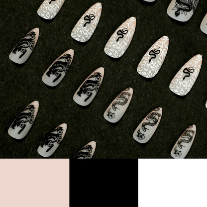 Kunstvolle Nagelverlängerungen im eleganten Stiletto-Stil mit kunstvollen floralen und grafischen Designs Brehn