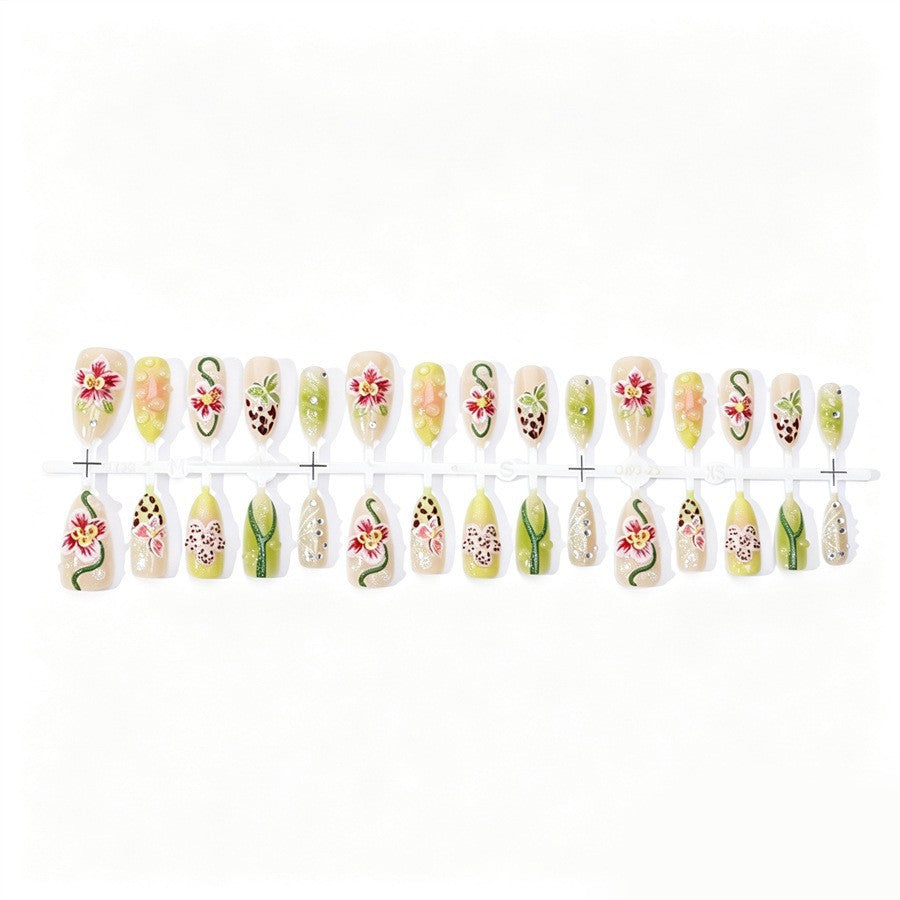 Kunstnagelset mit floralem Design und Akzenten Brehn
