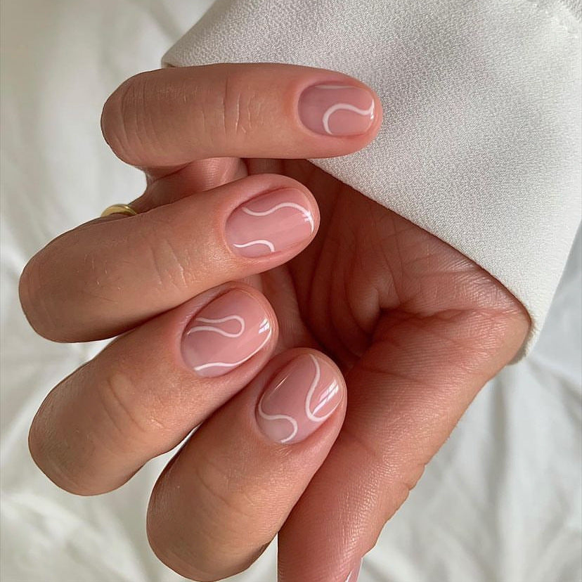 Elegantes Press-On-Nageldesign mit kunstvollem weißen Wirbel Brehn