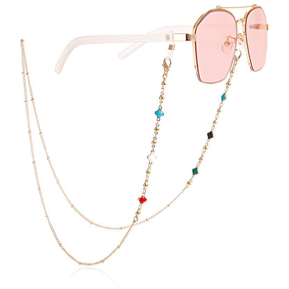 Stilvolle Sonnenbrille mit dekorativer Kette Brehn