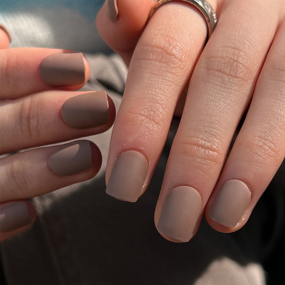 Künstliche Nagelkunst mit mattem Finish Brehn