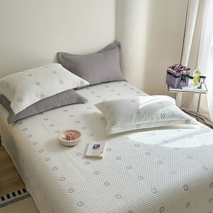 Gesteppte wendbare Mikrokontakt-Bettüberwurf-Set mit geprägtem Blumenmotiv