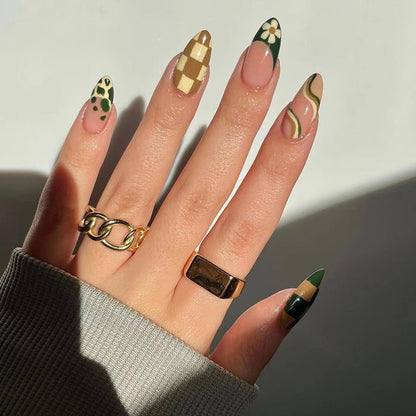 Kunstvolle Nagelverlängerungen mit elegantem Blattmuster Brehn