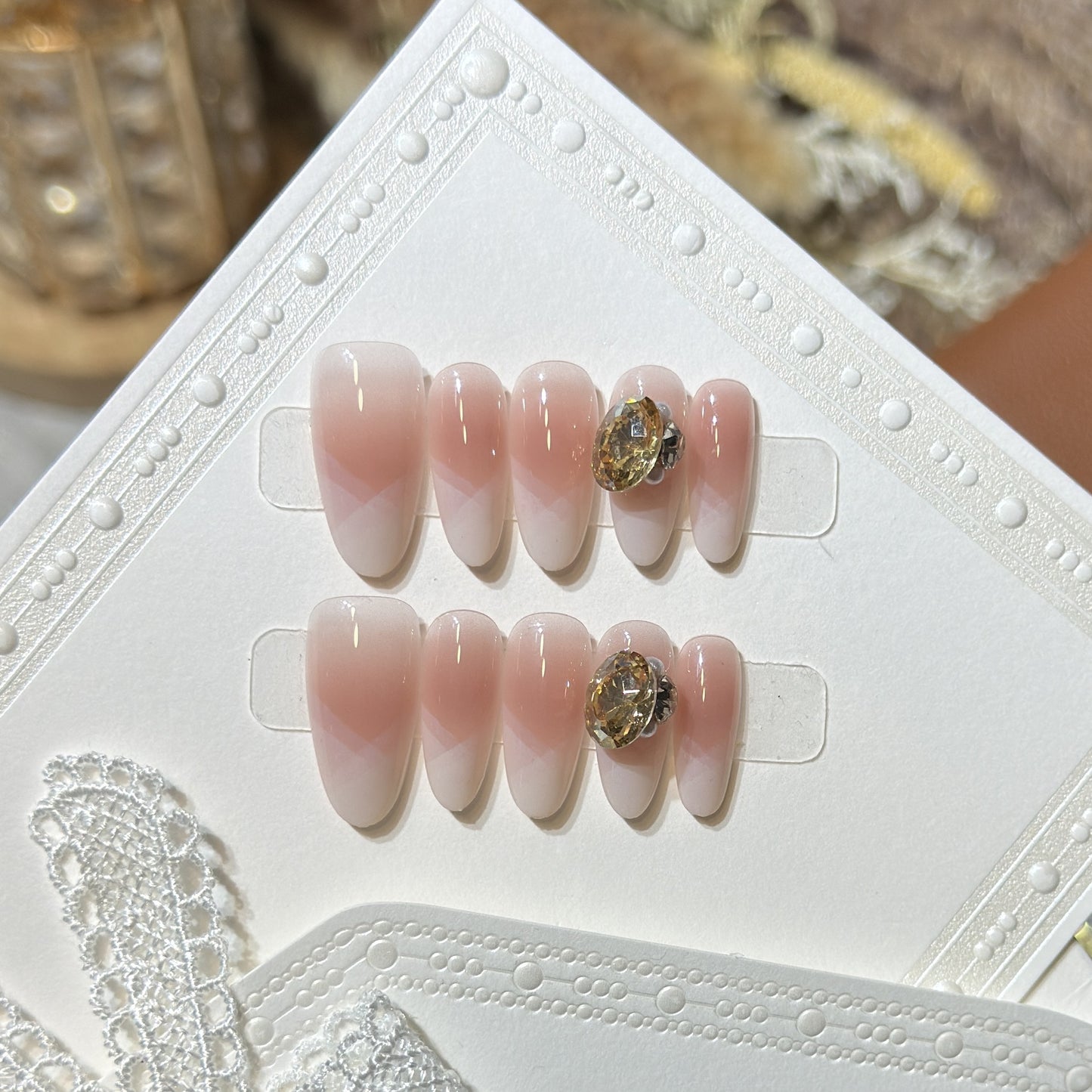 Stylisches Press-On-Nagel-Set mit Edelsteinakzent Brehn