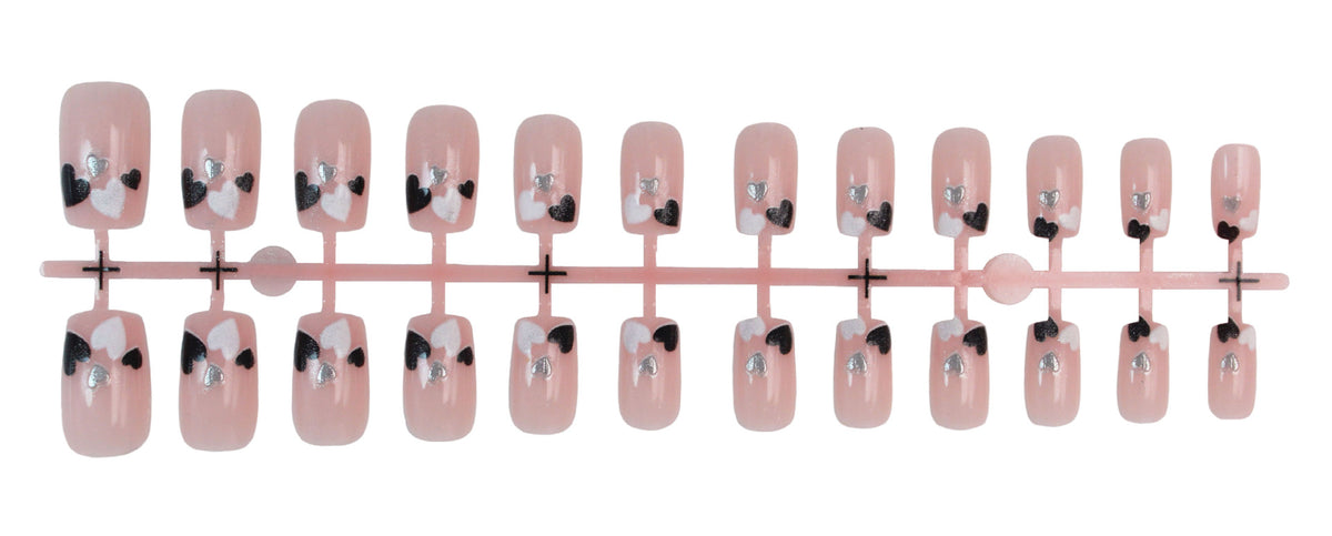 Kreatives Kunstnagelset mit romantischen Herzdesigns Brehn