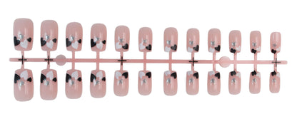 Kreatives Kunstnagelset mit romantischen Herzdesigns Brehn