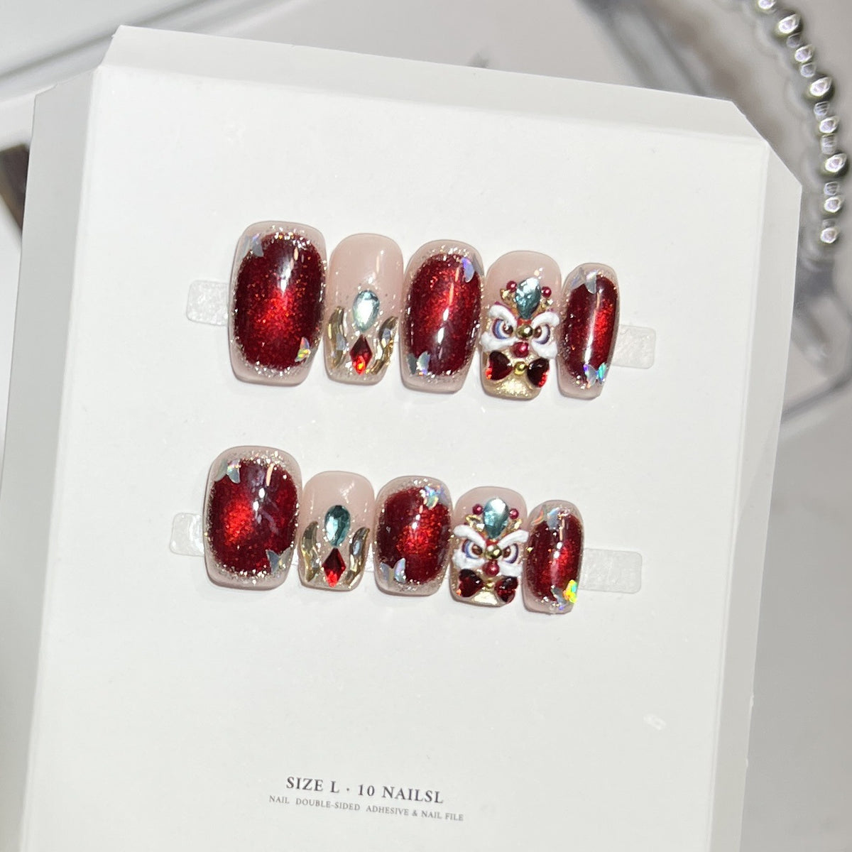 Künstlerisches Press-On-Nagelset mit elegantem floralen Design Brehn
