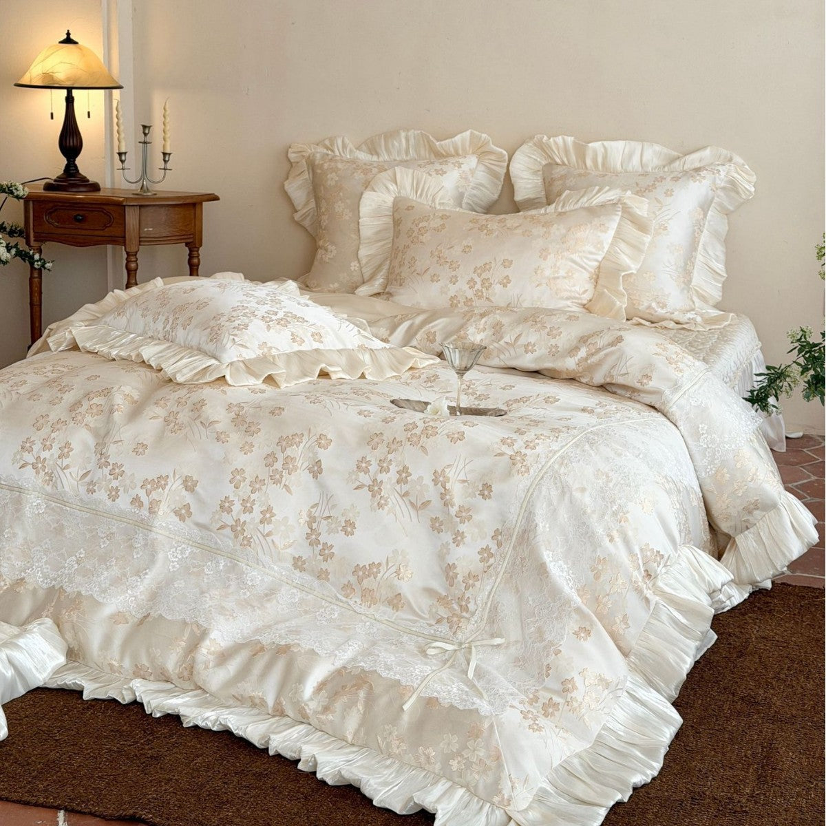 Luxuriöses Blumenspitzen-Rüschenduvet mit Satinstreifen