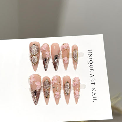 Elegantes mit Blumen verzierter Press-On Nagelkunst Set