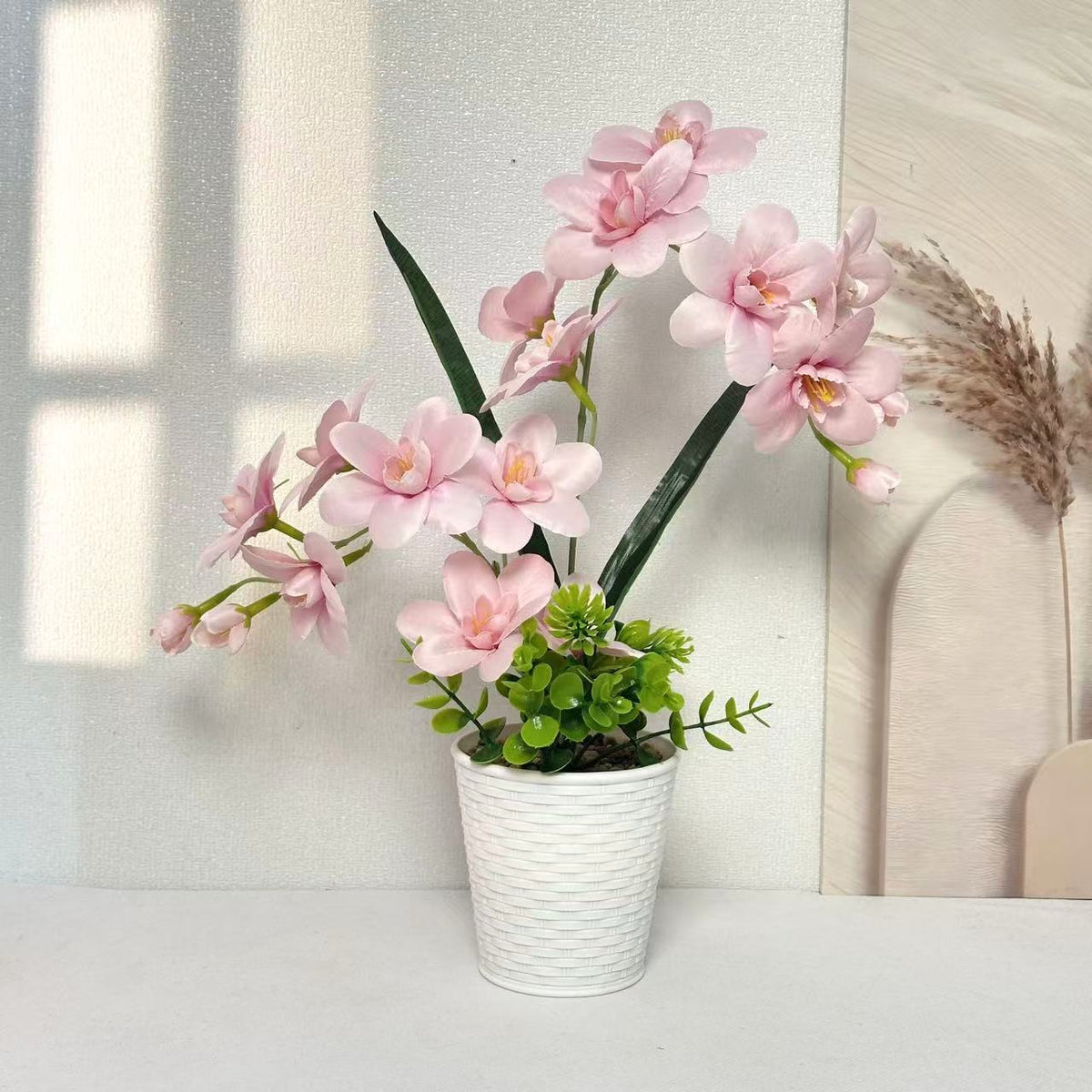 Künstliche Orchideenpflanzenanordnung für die Innendekoration zuhause
