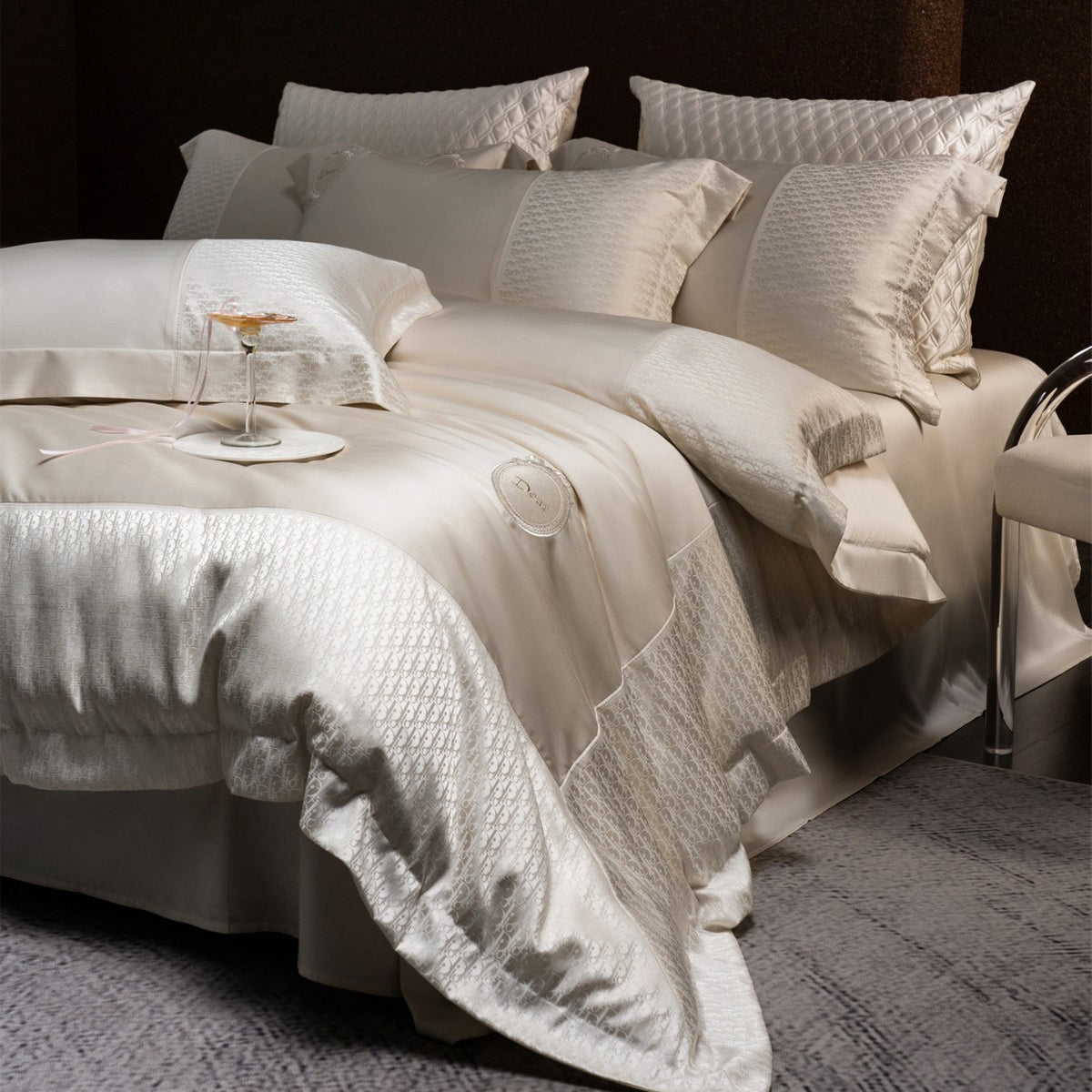 Seiden-ähnliches Jacquard-Satin-Bettbezug-Set mit gesticktem Wappen & Bett-Rock