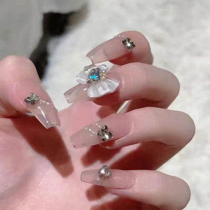 Kunstvolle Nagelkunst mit Glitzer- und Blumenapplikationen Brehn