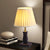 Elegante Tischlampe mit plissiertem Schirm