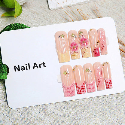 Kunstvolle Nagelspitzen mit botanischem Design Brehn