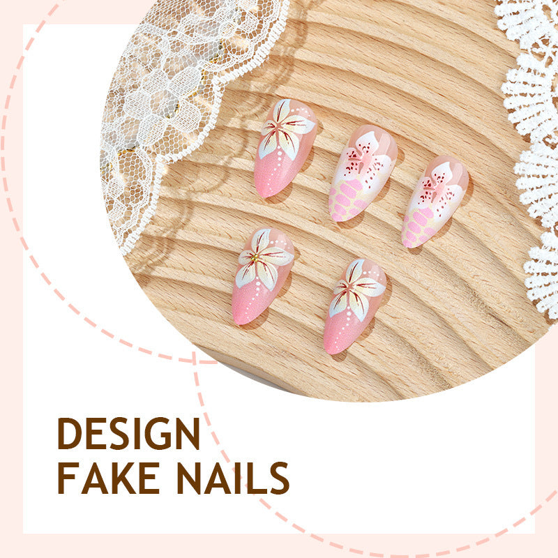 Kunstvolle Nagelset mit floralen Akzenten Brehn