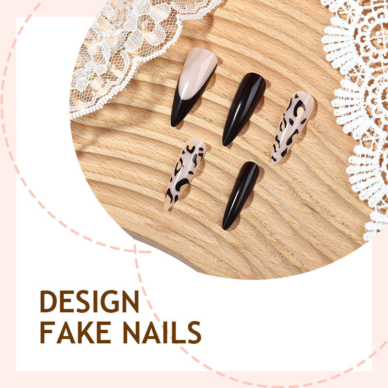 Kunstnagelset mit eleganten Spitzen und modischen Muster Brehn