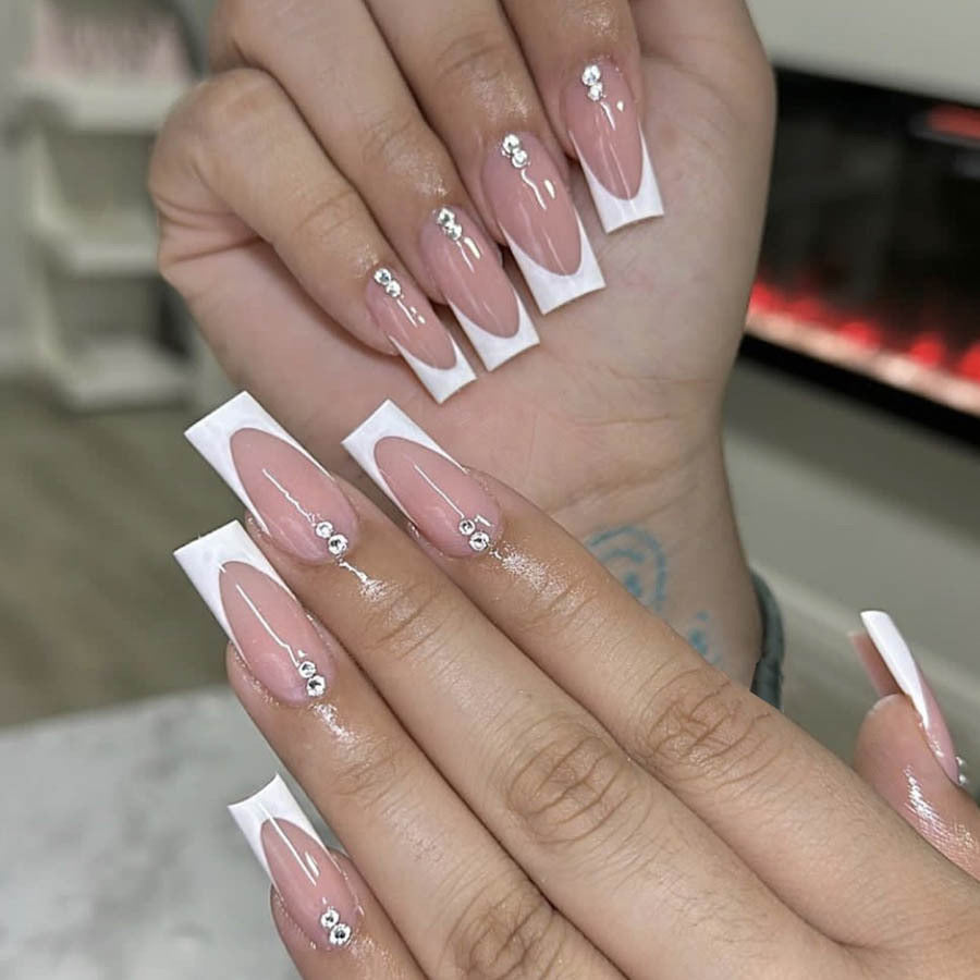 Elegantes Kunstnagelset mit Hochglanz-Finish und Strassverzierungen Brehn