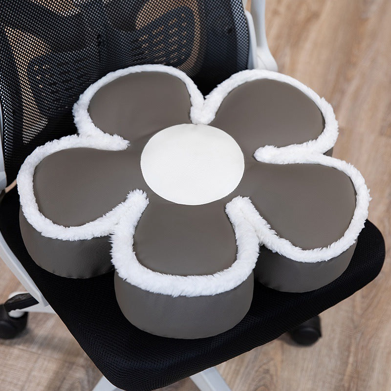 Gepolstertes Sitzkissen in Blumenform mit Kunstleder‑Mittelstück und flauschiger Randpolsterung