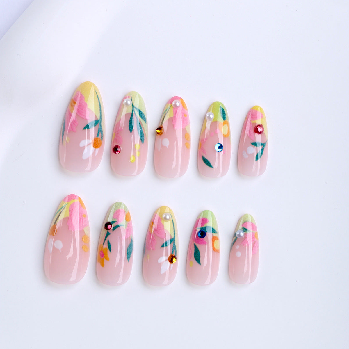 Künstliche Fingernägel mit Blumendesign und Glitzerakzenten Brehn
