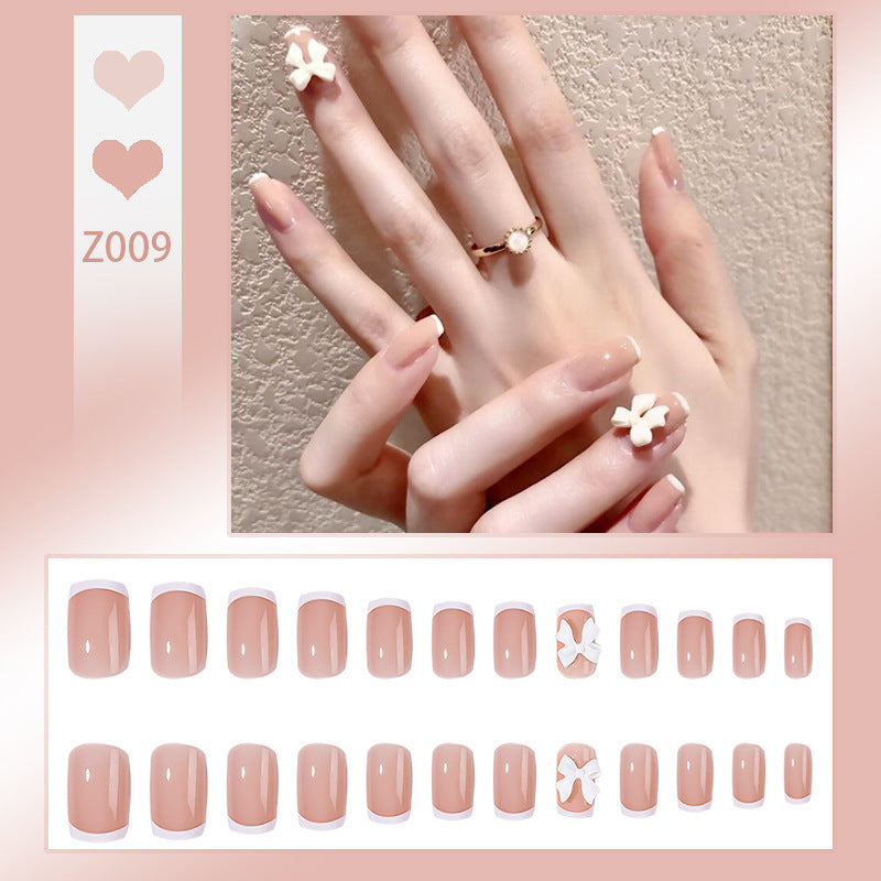 Kunstnagelset mit elegantem French-Tipp und Glitzerakzenten Brehn
