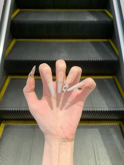 Dekorative Stiletto Press-On Nagelverzierungen