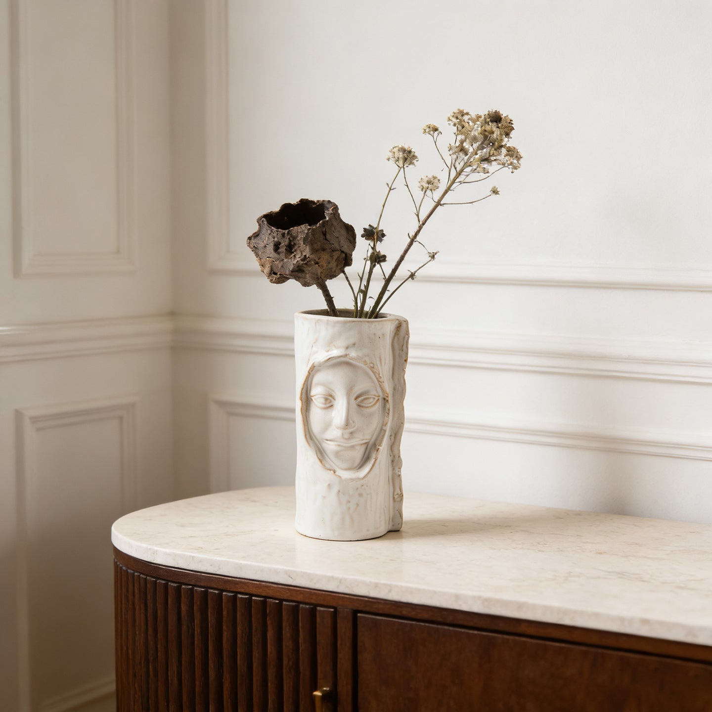 Handgefertigter keramischer skulpturaler gesichts-stamm zylindrischer blumentopf mit strukturiertem glanz