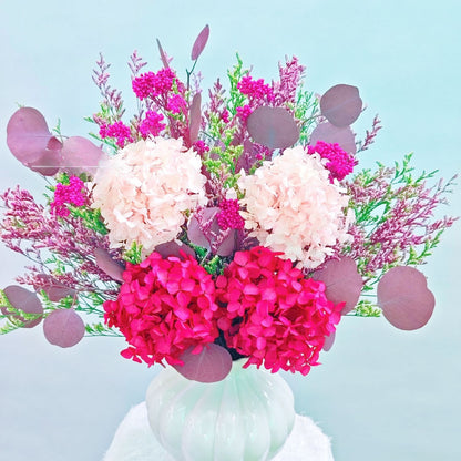 Künstlerischer getrockneter Blumenstrauß Arrangement