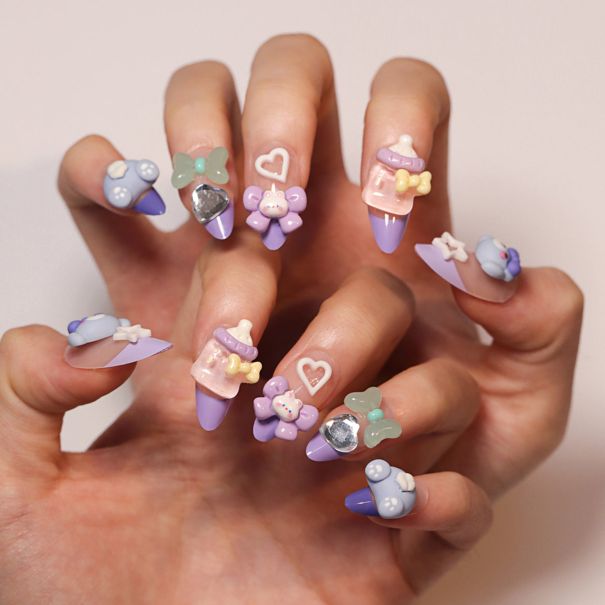 Künstliche Nagelkunst mit verspielten Motiven Brehn