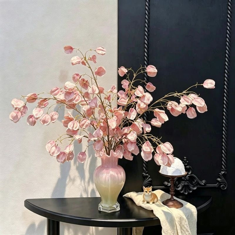 Lebensechte dekorative Blumenarrangement