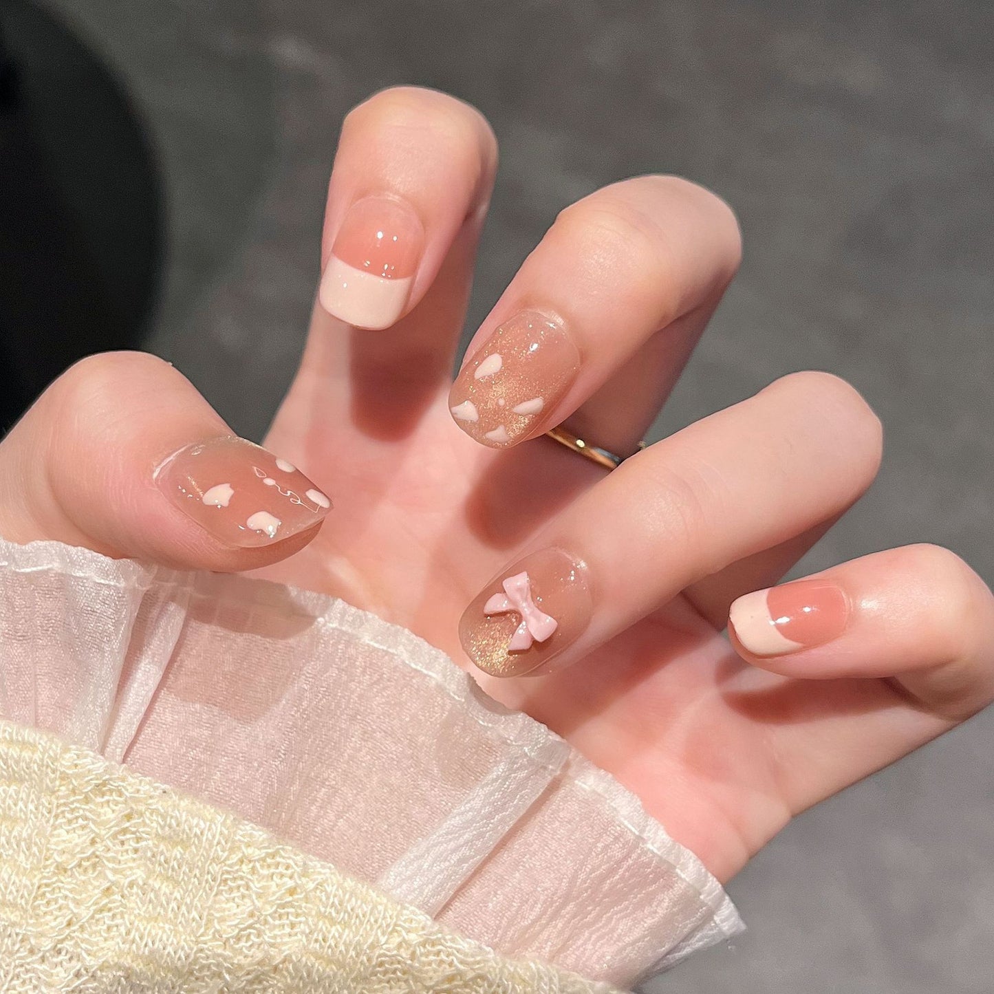 Künstlerisches Nageldesign mit niedlichen Schleifen Brehn