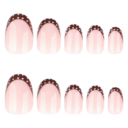 Kunstvolle Nagelgestaltung mit elegantem French-Tip und Akzenten Brehn