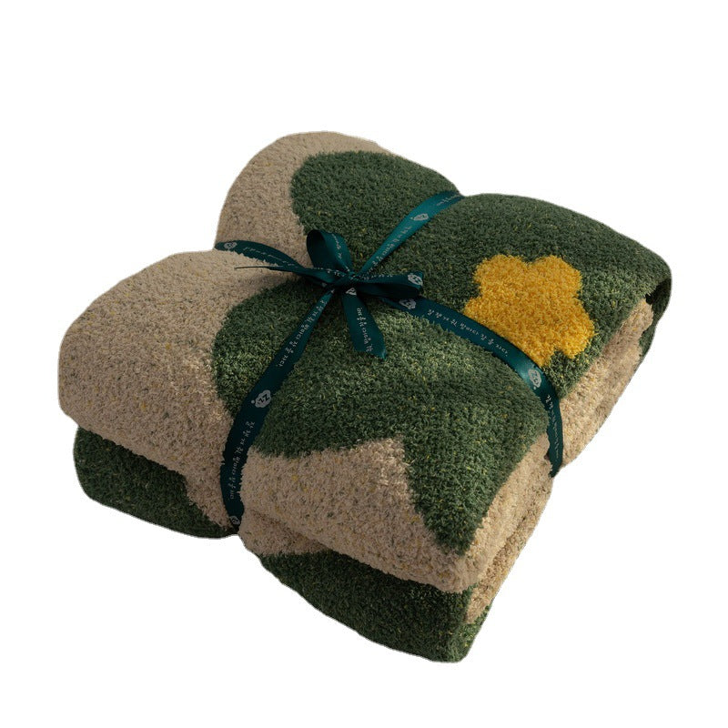Grobstrick-Bouclé-Wohndecke mit großflächigem Blumenmotiv und Teddy-Textur Brehn